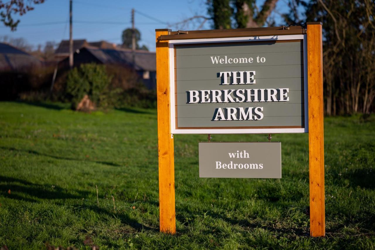 ホテル Berkshire Arms By Chef & Brewer Collection Midgham エクステリア 写真